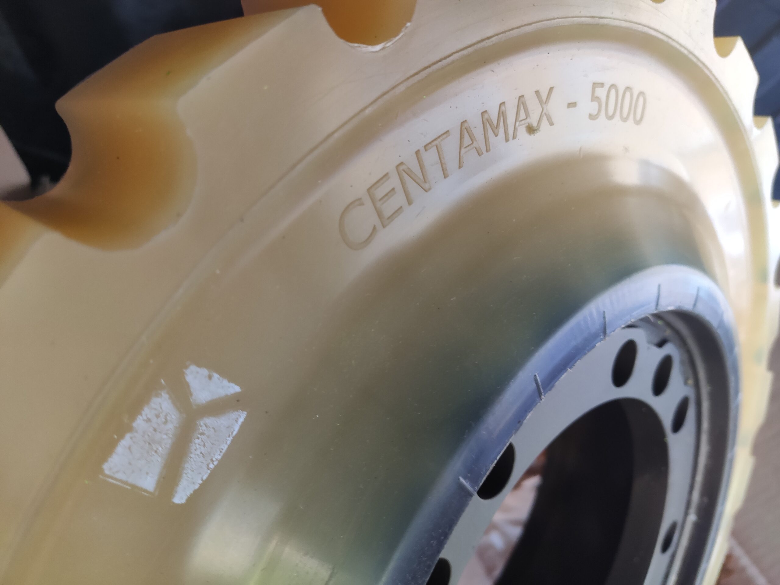 На изображении муфта Centamax CM-5000 крупный план маркировки на полиуретановом элементе